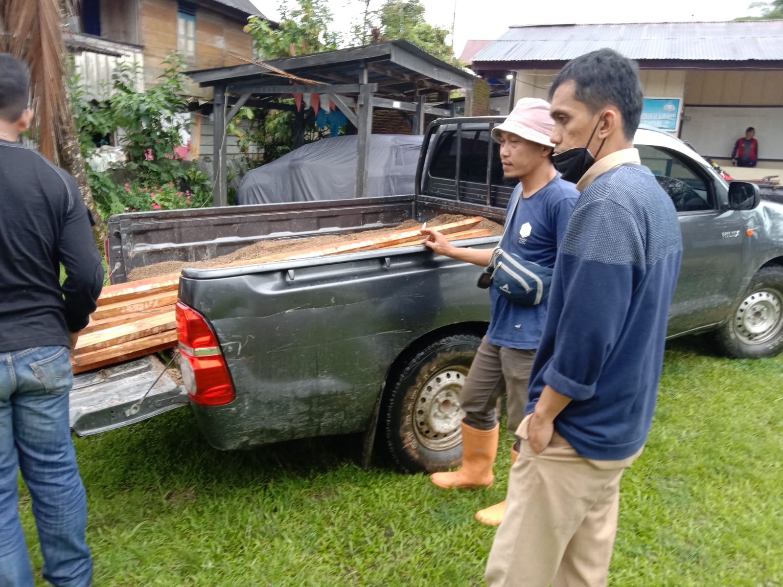 Polisi Kehutanan KPH Mamasa Tengah Amankan Puluhan Batang Kayu